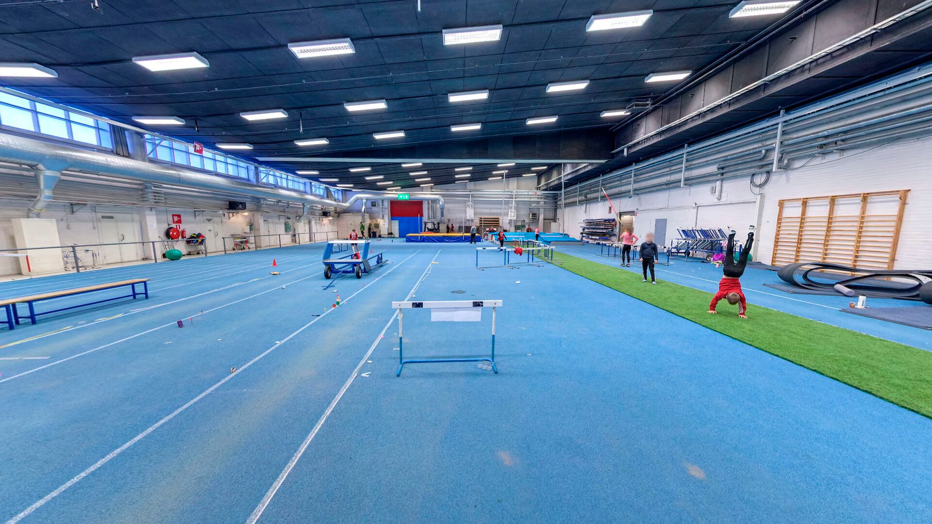 Yleisurheilua Tampereen Messu- ja urheilukeskuksen B-hallissa